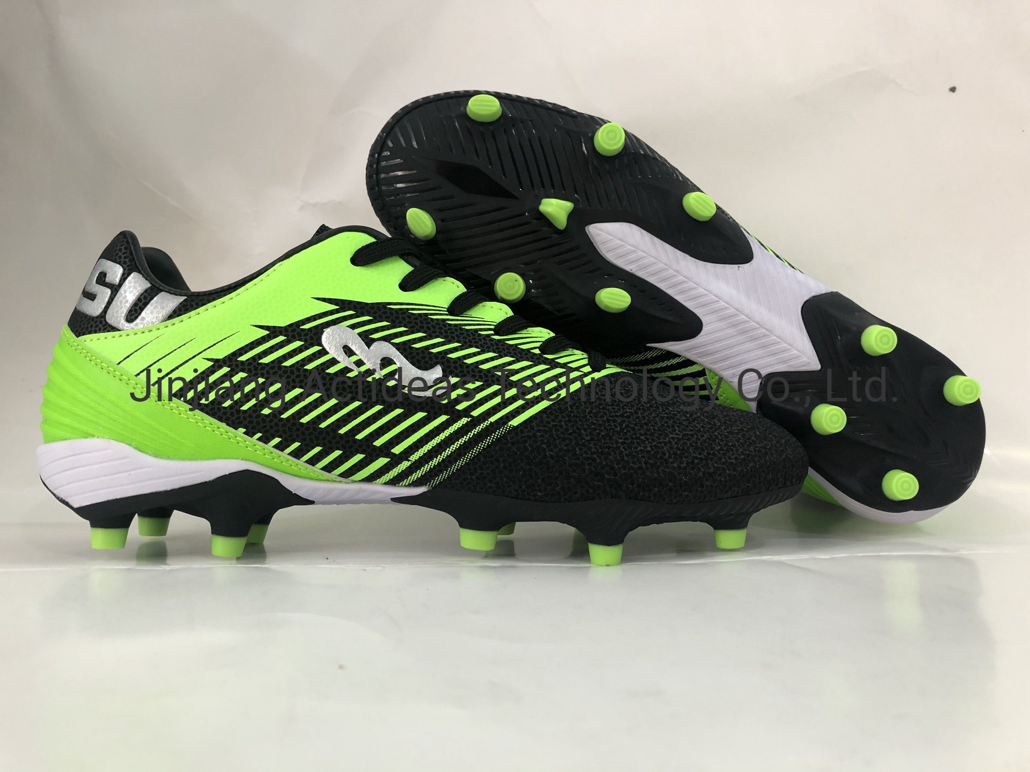 2020 Factory Customized Outdoor Soccer Shoes Wholesale Football Boots